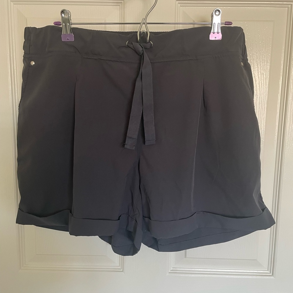 MPG Women’s Black pleated shorts